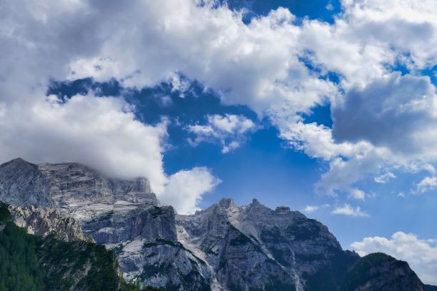 山与云，照片为背景，在白云石山脉，秋天在意大利图片下载