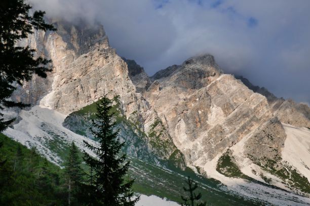 冬天的山脉，照片作为背景，在白云石山脉，秋天在意大利图片下载
