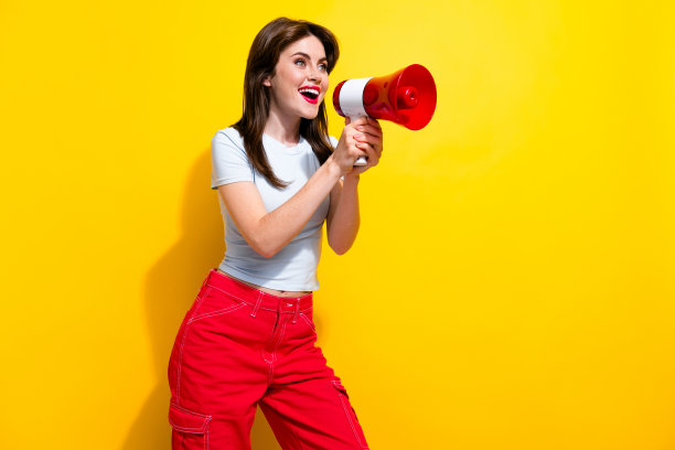 照片漂亮的女人与黑发穿着白色t恤看起来空的空间尖叫在扬声器孤立的黄色背景图片下载