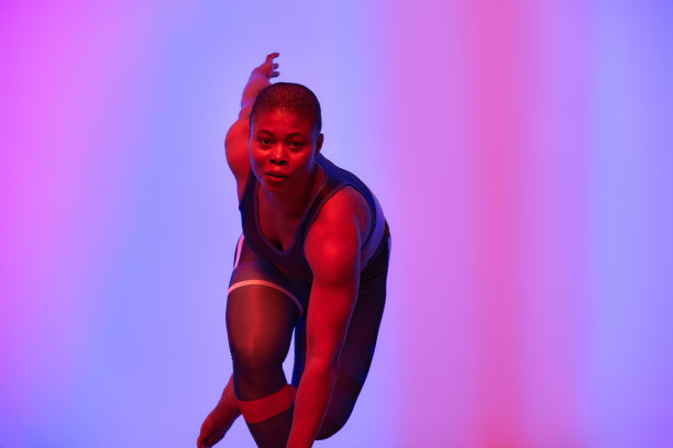 身体积极，瘦身。非裔美国女性穿着运动服健身，时尚工作室拍摄。广告图片，文案图片下载