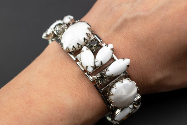 美丽的宝石水晶手镯，独特的手工石珠珠宝背景，宣传照片为网上珠宝店图片下载