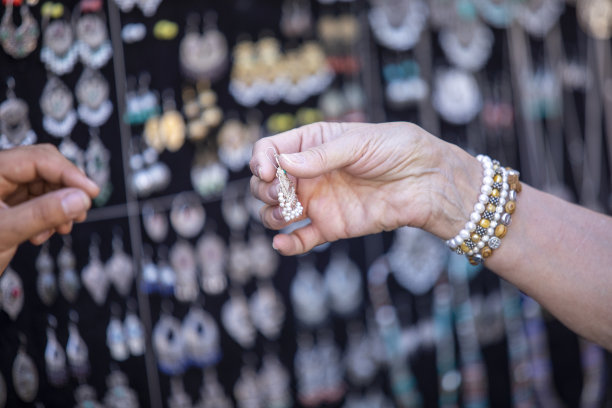 手里拿着珠宝的女人图片下载