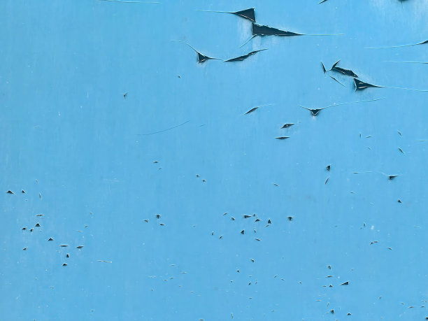 一张有一群鸟在天空中飞翔的蓝色墙壁的照片。图片下载