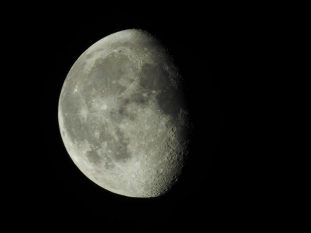 椭圆形的月亮在夜晚的天空图片下载