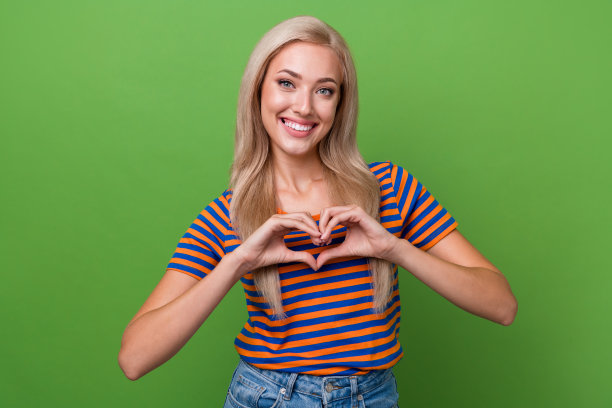 漂亮的微笑的年轻女士的照片肖像显示她支持乌克兰的孩子在和平的人的心标志孤立的绿色背景图片下载
