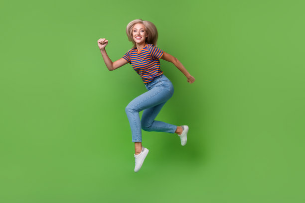 奔跑跳跃的全身照片，匆忙的女士逃离她的老板太多的工作任务，需要一些休息孤立的绿色背景图片下载