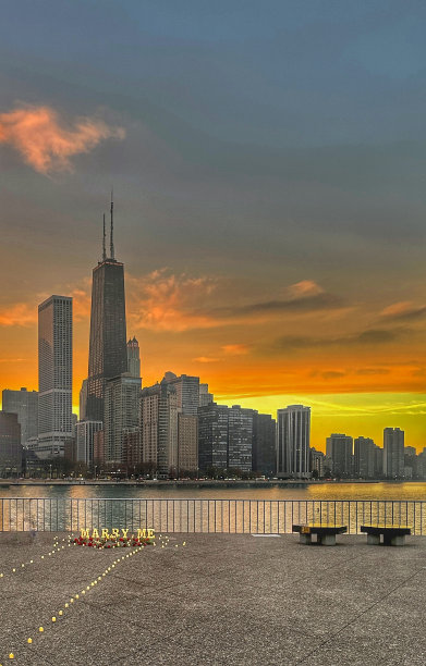 芝加哥的日落和求婚标志图片下载