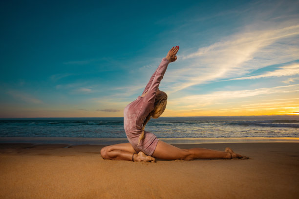 这个女孩在海边练习瑜伽。为社交媒体下载高分辨率照片。健身岗位的创意。图片下载