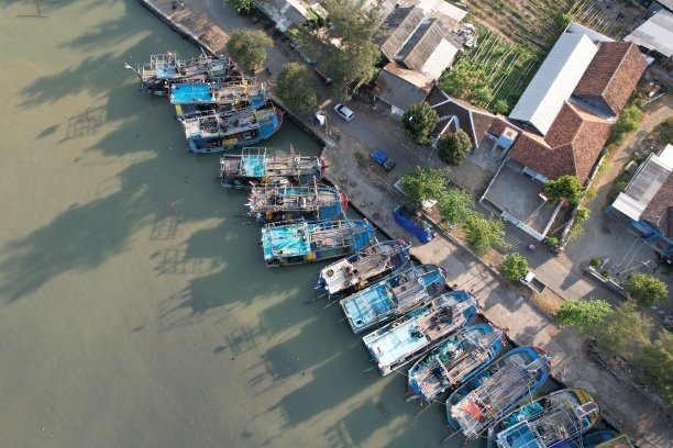 从空中俯瞰停泊在河边港口的渔船。Pantai Widuri Pemalang，中爪哇。图片下载