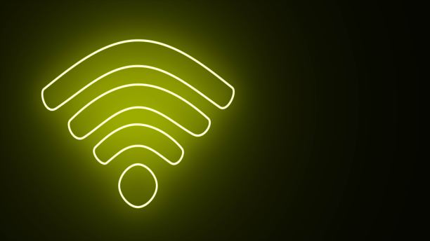 Wi - Fi符号，无线网络数字高科技创新理念，免费上网，黑色背景。无线和wifi图标或标志，远程互联网访问。信号的象征。图片下载