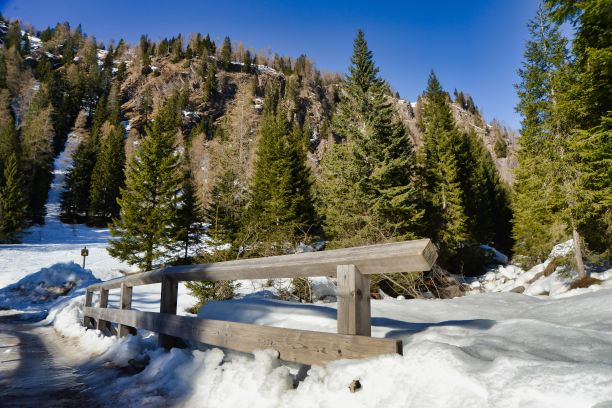 冬日里的河流，照片为背景，摄于意大利北部特伦托和贝卢诺之间的阿尔卑斯山脉图片下载