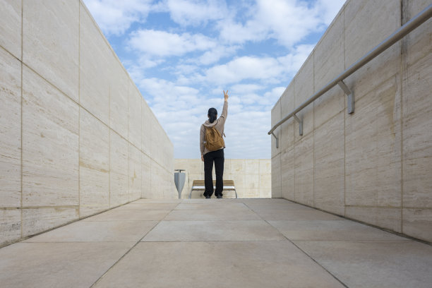 一个女人站在胜利的象征图片下载