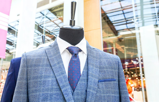 男模特穿着优雅的西装，打着领带图片下载