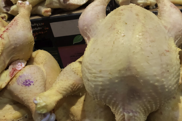 柜台上的肉鸡尸体。售卖鸡肉图片下载