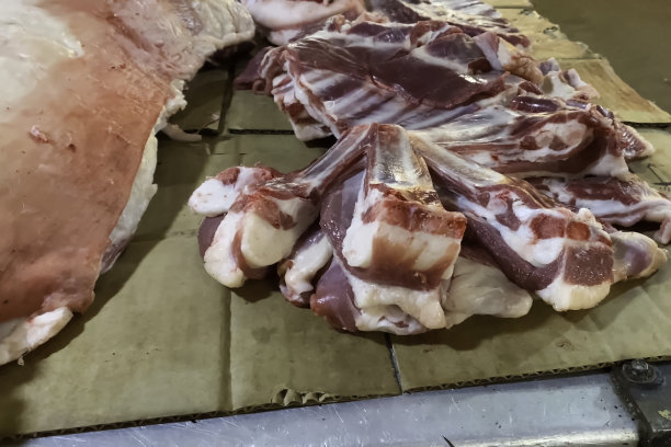 鲜肉在柜台上。预先切好的排骨。图片下载