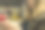 戴着圆眼镜、蓝头发的女人在商店里购物。她看着这些产品，想着该选什么。库存图片图片下载