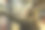 戴着圆眼镜、蓝头发的女人在商店里购物。她看着这些产品，想着该选什么。库存图片图片下载