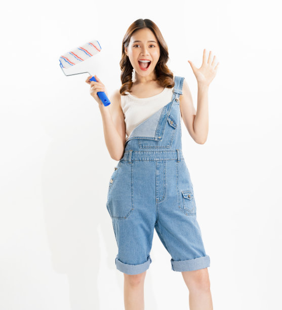 迷人的亚洲女人拿着白色背景的画笔。图片下载