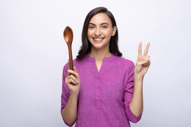 年轻女厨师的肖像穿着kurta孤立的白色背景照片图片下载