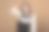 不满意的女士用皱眉和大拇指朝下的手势表示不赞成。说明负面反馈、不满和批评的概念照片图片下载