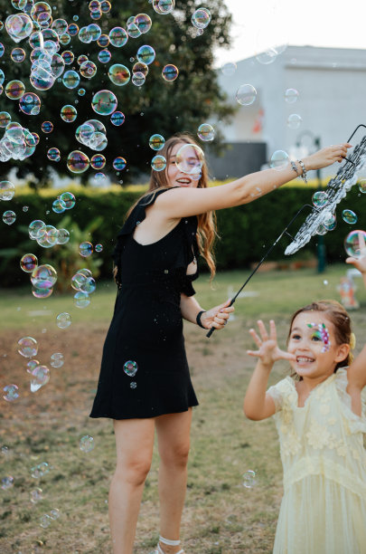 吹肥皂泡的快乐、无忧无虑的年轻女子图片下载