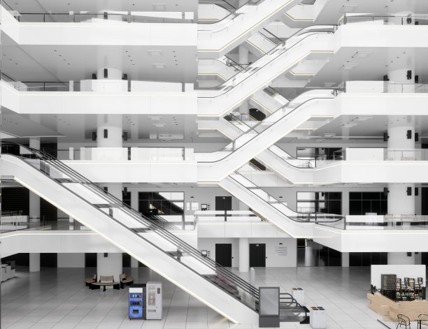 现代购物中心的自动扶梯。图片下载