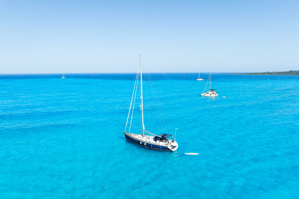 一艘帆船的无人机视图。度假的人。假期和节假日。夏季适合海上旅行。海湾。照片作为背景和壁纸。地中海。图片下载