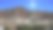 白色村庄房屋上方的崎岖沙漠山脉图片下载
