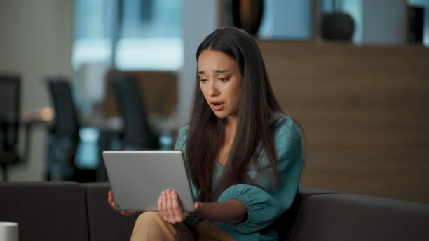 震惊的女孩在办公室看平板电脑。经理听到噩耗哭了图片下载