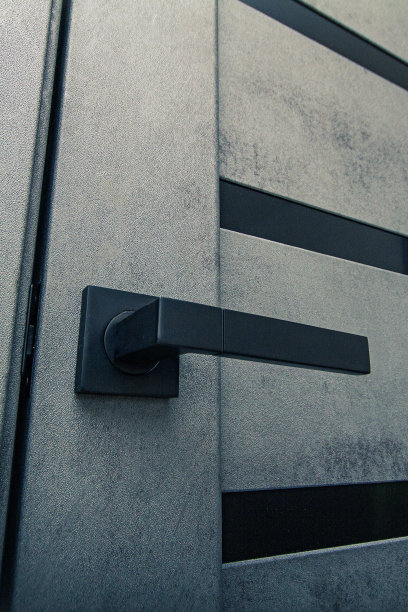 灰色半开门特写上的黑色把手图片下载
