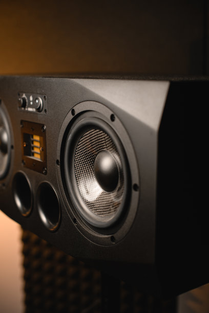 工作室监视器的特写，靠在有灯光的墙上图片下载