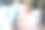 一个面带微笑、头发花白的女商人坐在办公室的桌子旁，拿着杯子和餐巾，对着镜头微笑图片下载