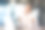 生病的高级商务女性在办公室工作，坐在桌子旁，手里拿着杯子和餐巾，担心地看着笔记本电脑的屏幕图片下载