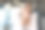 高级白发女子在办公室内生病，女老板打喷嚏感冒和过敏，女员工拿着笔记本电脑图片下载
