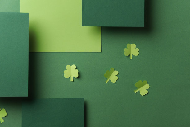 浮动圣帕特里克节邀请卡与剪纸三叶草在绿色背景图片下载