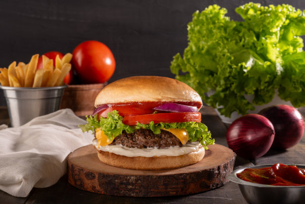 令人无法抗拒的木质盘子上的美味汉堡图片下载