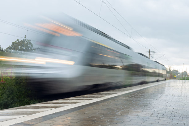 火车在户外模糊运动的照片。长曝光摄影。运输理念，以高速车辆行驶画面。图片下载