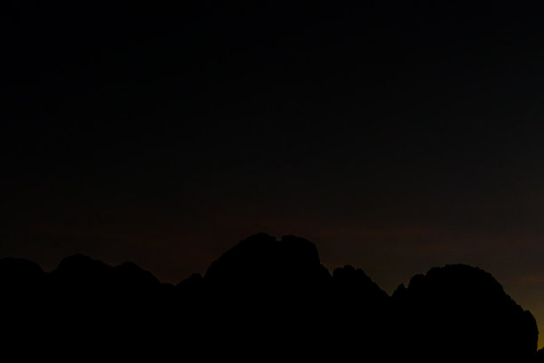 夕阳在山间，数码照片的画面作为背景图片下载