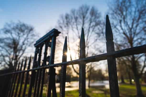 公园铁栅栏图片下载