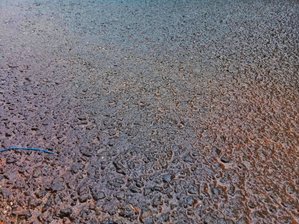 柏油路被雨水打湿了图片下载