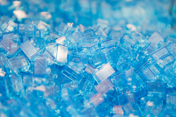 透明的蓝色玩具零件背景图片下载