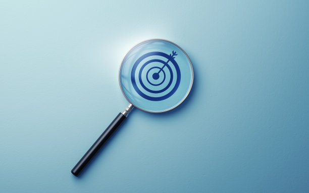 目标图标在软蓝色背景金属放大镜图片下载