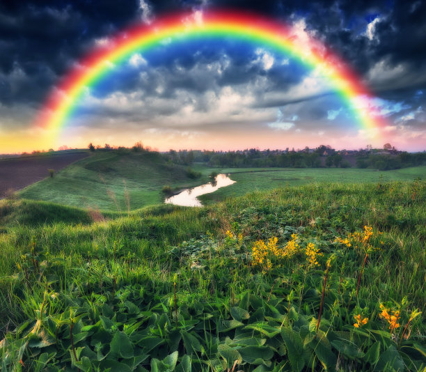 春天的河上有一道彩虹。五彩缤纷的早晨。乌克兰的性质图片下载