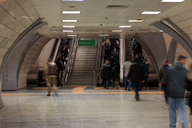 地铁站里的行人图片下载