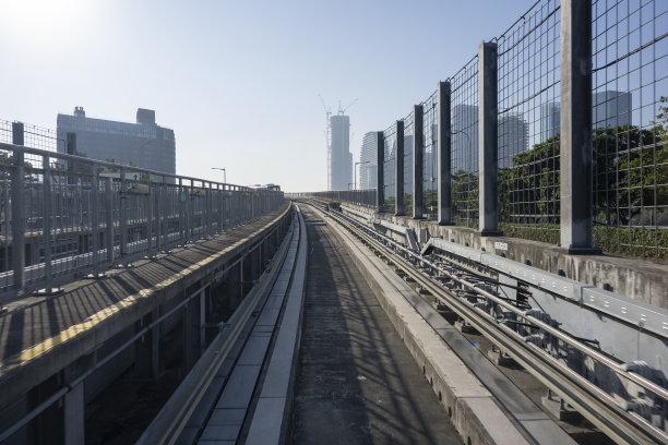 现代城市高速列车的轨道照片图片下载
