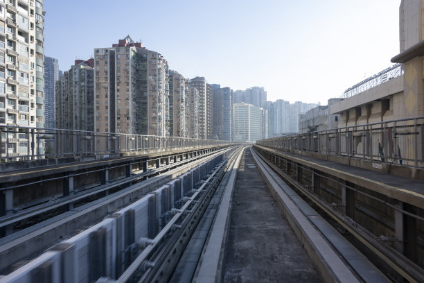 城市高速列车在住宅轨道上行驶的照片图片下载