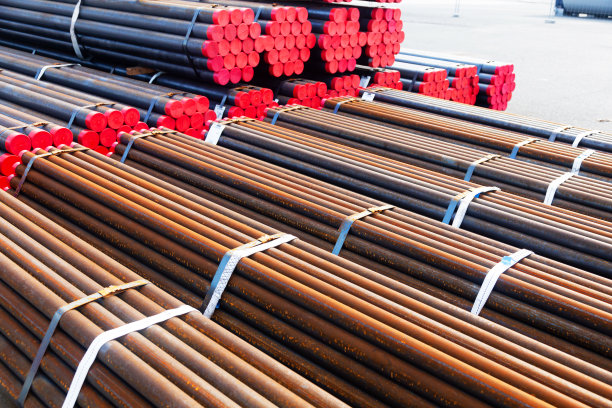 成捆的新钢管躺在港口区域。图片下载