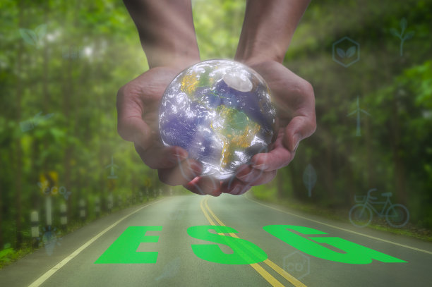 握着水晶球的ESG概念。环境社会和治理可持续商业在模糊的道路和绿色背景多重曝光，这张图片的元素由美国宇航局提供图片下载