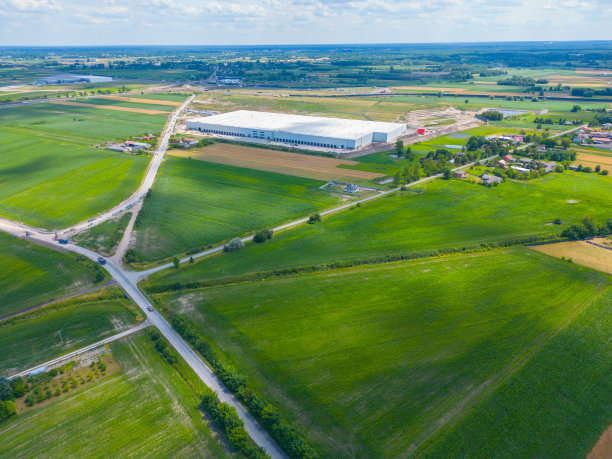 货物仓库鸟瞰图。物流中心位于工业城区以上。航拍的卡车装载在物流中心库存照片图片下载