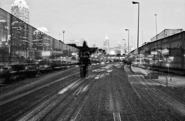 一个走在街上的女人的抽象形象。图片下载